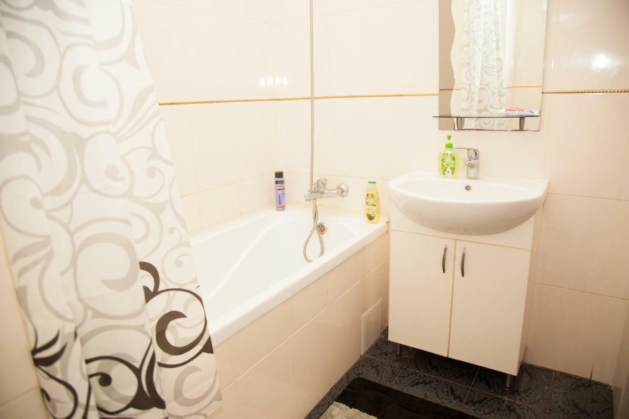 Semi-Luxury Apartment On Zhukovskogo Street 57 Zaporizhia Exterior photo